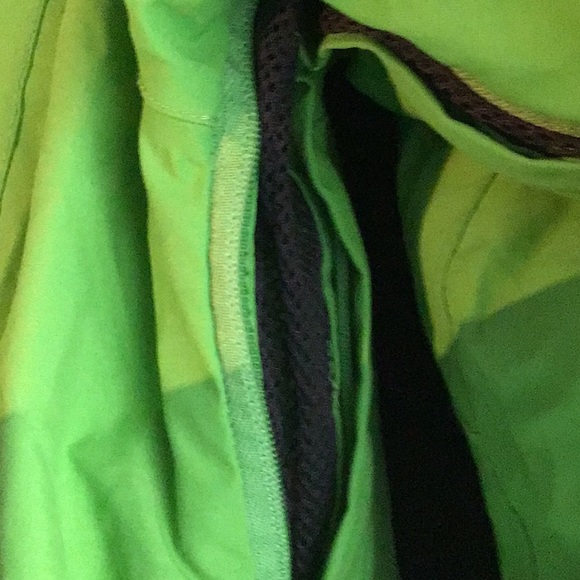 - Helly Hanson green HELLY TECH performance jacket with RECCO Technology - Picture 9 of 16